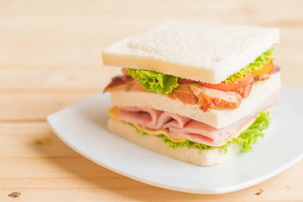 Pollo prosciutto sandwich su sfondo di legno — Foto Stock