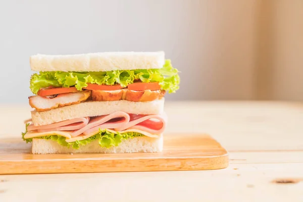 Pollo prosciutto sandwich su sfondo di legno — Foto Stock