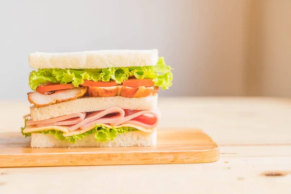 Sandwich au jambon de poulet sur fond de bois — Photo