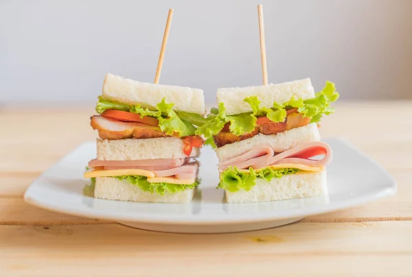 Сэндвич с ветчиной на дереве — стоковое фото