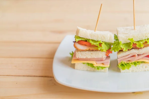 Hühnerschinken-Sandwich auf Holz-Hintergrund — Stockfoto