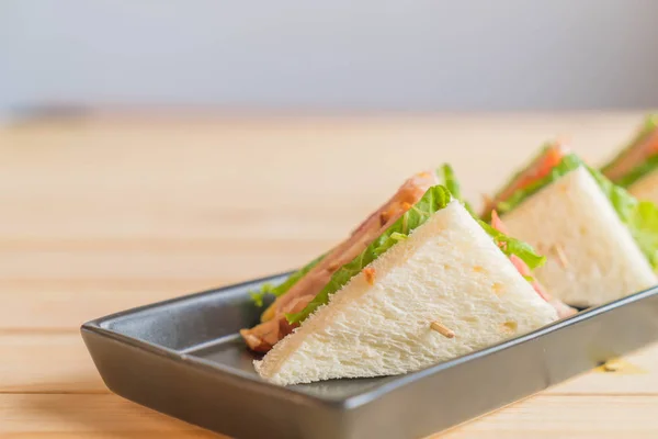 木材の背景に鶏ハムのサンドイッチ — ストック写真