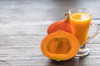 ahşap arka plan üzerinde kabak suyu