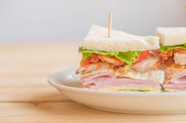 tavuk sandviç ahşap arka plan üzerinde