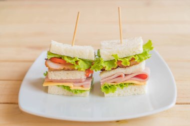 tavuk sandviç ahşap arka plan üzerinde