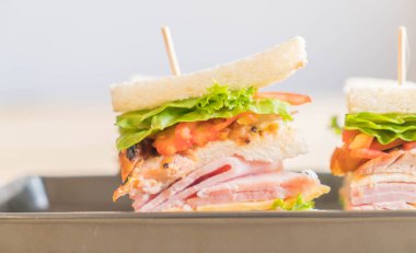 tavuk sandviç ahşap arka plan üzerinde