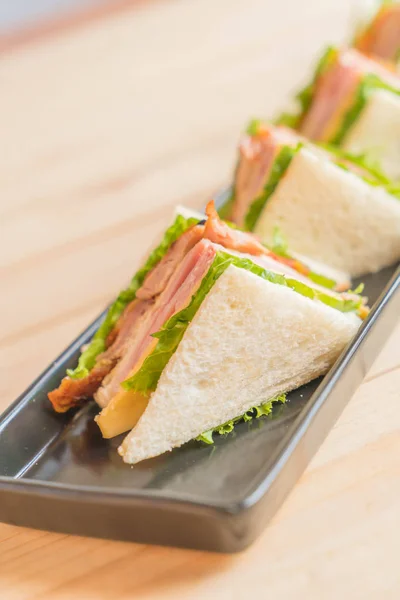 木材の背景に鶏ハムのサンドイッチ — ストック写真