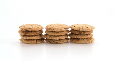 Beyaz arkaplanda yulaf kurabiyeleri