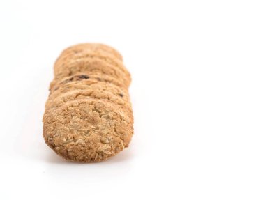 Beyaz arkaplanda yulaf kurabiyeleri