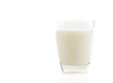 Beyaz arka plan üzerinde taze süt