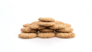 Beyaz arkaplanda yulaf kurabiyeleri