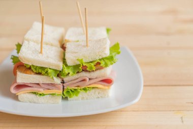 Tahta arka planda sandviç