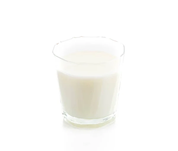 Leche fresca sobre fondo blanco — Foto de Stock