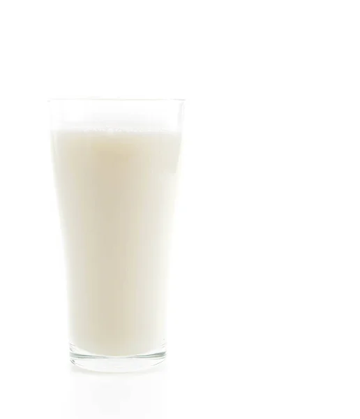 Свіже молоко на білому фоні — стокове фото