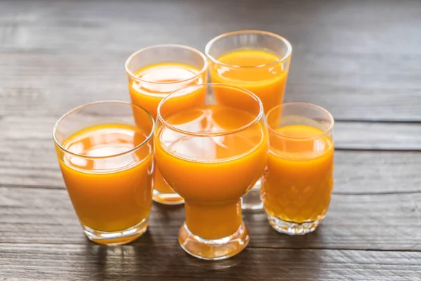 ahşap arka plan üzerinde kabak suyu