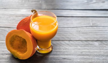 ahşap arka plan üzerinde kabak suyu