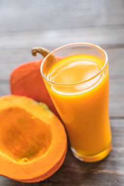 ahşap arka plan üzerinde kabak suyu