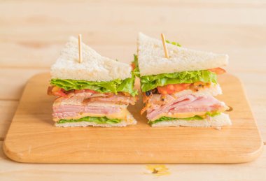 Tahta arka planda sandviç