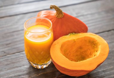 ahşap arka plan üzerinde kabak suyu