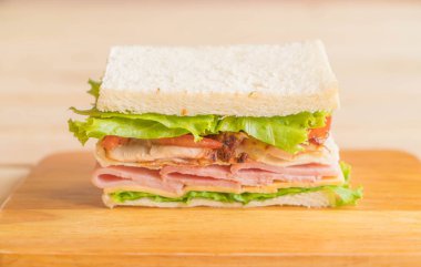 Tahta arka planda sandviç