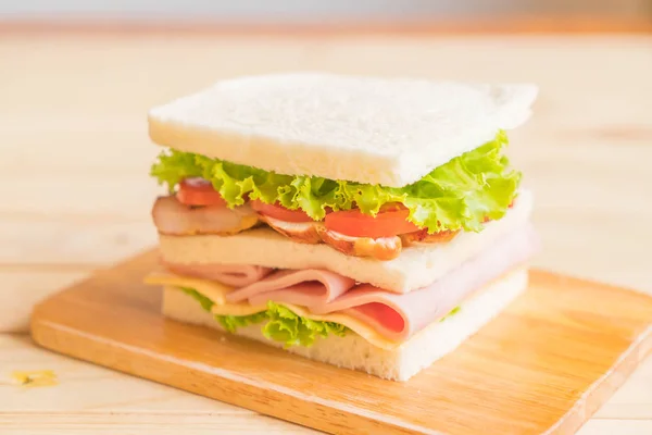 Panino su sfondo di legno — Foto Stock