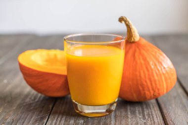 ahşap arka plan üzerinde kabak suyu