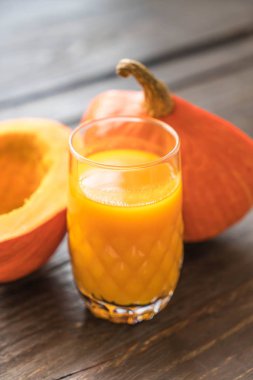 ahşap arka plan üzerinde kabak suyu