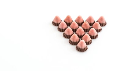 Beyaz arka plan üzerinde çikolata çilek