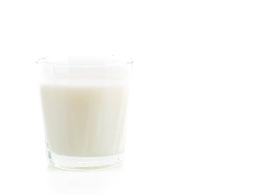 Beyaz arka plan üzerinde taze süt