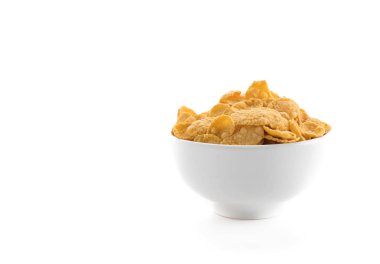 Beyaz arkaplanda mısır gevrekleri