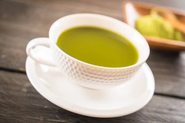 Matcha caldo su fondo legno - soft focus con filtro film vintage — Foto Stock