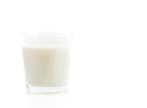 Latte fresco su fondo bianco — Foto Stock