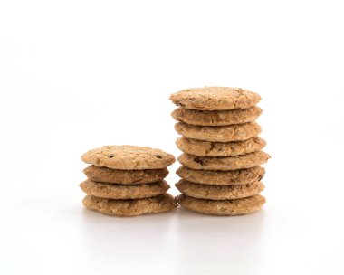 Beyaz arkaplanda yulaf kurabiyeleri