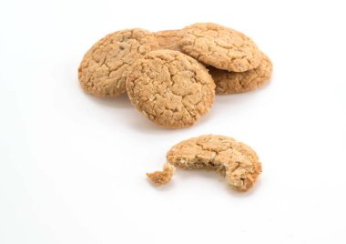 Beyaz arkaplanda yulaf kurabiyeleri