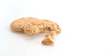 Beyaz arkaplanda yulaf kurabiyeleri