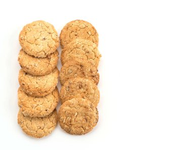 Beyaz arkaplanda yulaf kurabiyeleri