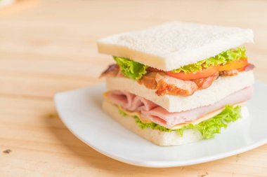 Tahta arka planda sandviç