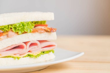 Tahta arka planda sandviç