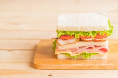 Tahta arka planda sandviç