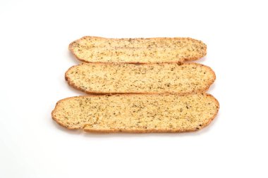 Sarımsak ve bitkisel ekmek dilimleri.