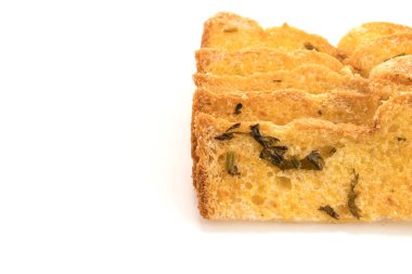 Sarımsak ve bitkisel ekmek dilimleri.