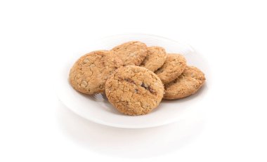 Beyaz arkaplanda yulaf kurabiyeleri