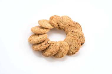 Beyaz arkaplanda yulaf kurabiyeleri