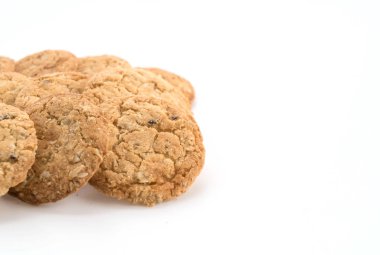 Beyaz arkaplanda yulaf kurabiyeleri