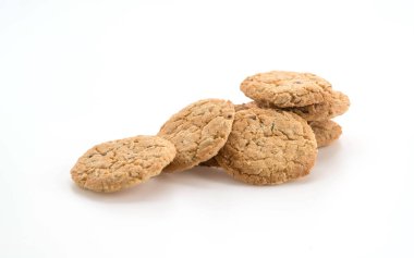 Beyaz arkaplanda yulaf kurabiyeleri