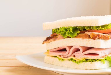 Tahta arka planda sandviç