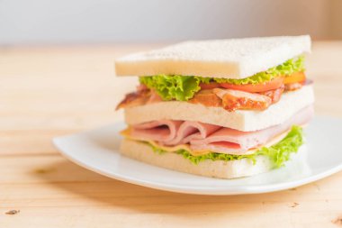 Tahta arka planda sandviç