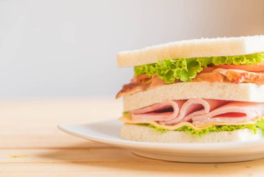 Tahta arka planda sandviç