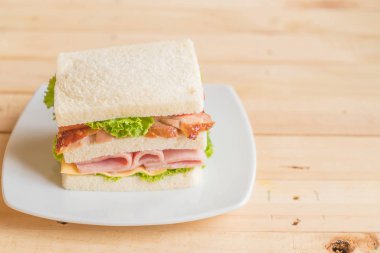 Tahta arka planda sandviç