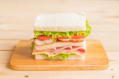 Tahta arka planda sandviç